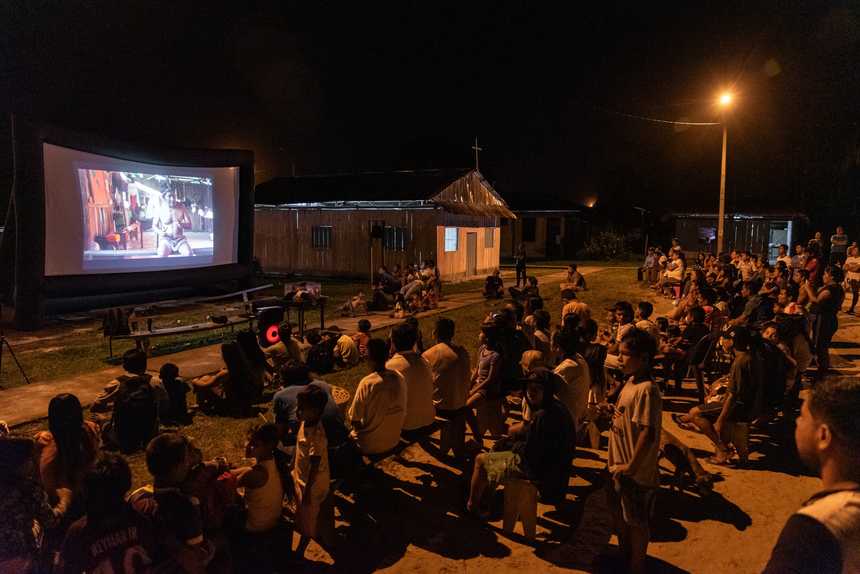 La presentación de los cortometrajes elaborados en el taller de cine comunitario, en San Antonio de Pintuyacu.
