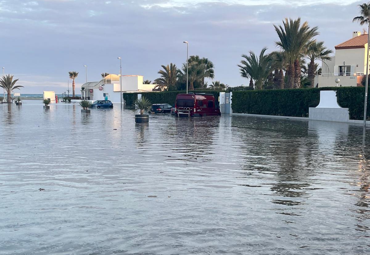 El mar devora parte del paraíso naturista de Vera, en Almería, y el alcalde pide la construcción urgente de espigones