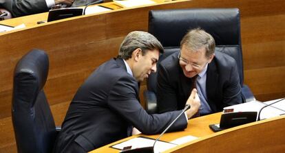 Juan Carlos Moragues, a la derecha, en las Cortes con el exconsejero Vicente Rambla.