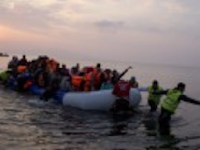 As autoridades gregas trasladam refugiados que chegaram antes do acordo a portos continentais. Duas crianças morrem no Egeo