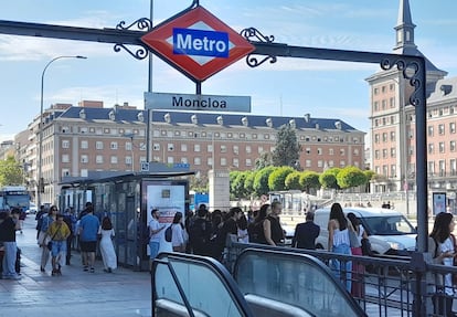 Fila para coger uno de los autobuses especiales en Moncloa.