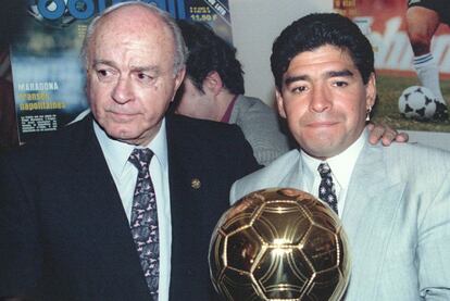 Diego Maradona em Paris, onde foi homenageado em 1995 com uma Bola de Ouro especial em reconhecimento à sua carreira, acompanhado por Di Stéfano.