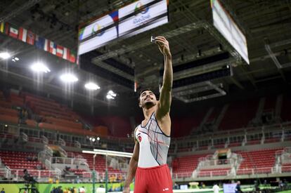 Ferhat Arican de Turquía, se hace una selfi durante un entrenamiento en las instalaciones de los Juegos Olímpicos, en Río de Janeiro.