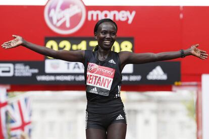 Mary Keitany celebra su victoria.