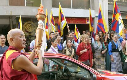 El director de la Fundación Casa del Tibet, Ven Thubten Wagchen, durante la presentación en barcelona de la campaña "La llama de la verdad"