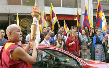 El director de la Fundaci&oacute;n Casa del Tibet, Ven Thubten Wagchen, durante la presentaci&oacute;n en barcelona de la campa&ntilde;a &quot;La llama de la verdad&quot;