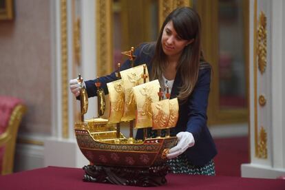 Durante su visita al palacio de Buckingham en octubre de 2015, el presidente chino Xi Jinping obsequió a la monarca con una réplica de un clásico velero, decorado con una paloma y una rama de olivo, símbolos de la amistad.