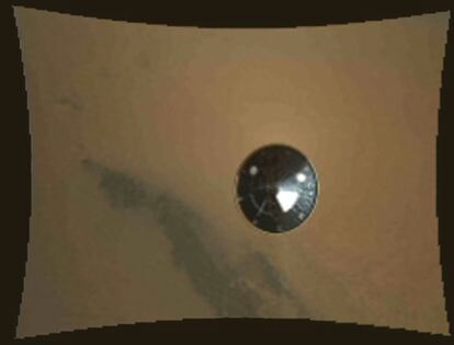 El explorador Curiosity en el planeta Marte durante su descenso el 6 de agosto de 2012. El robot explorador Curiosity se posó ayer con éxito sobre la superficie de Marte, donde durante los próximos dos años investigará si alguna vez hubo vida o podrá haberla en el Planeta Rojo.