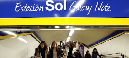 El patrocinio llega incluso a las estaciones de metro, como la de Sol, de Madrid. / Samuel S&aacute;nchez