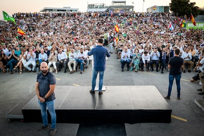 El público sigue en Valencia la intervención del líder de Vox, Santiago Abascal. 