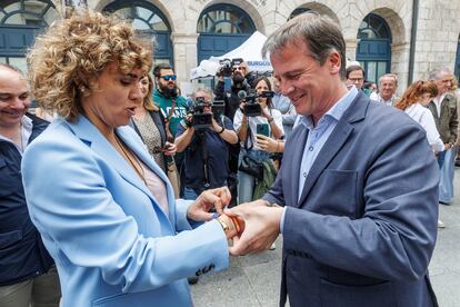 La cabeza de lista a las elecciones europeas y actual portavoz del PPE, Dolors Montserrat, y el presidente del PP de Burgos, Borja Suarez, el 25 de mayo en Burgos. 