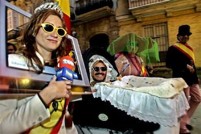 De todas las fiestas que se celebran en España, la más original es sin duda la de Cádiz. Durante el fin de semana, más de 200.000 personas se concentraron en la ciudad para vivir el carnaval, que este año ha estado pasado por agua. Entre las agrupaciones ganadoras del concurso destaca la chirigota Los Aguafiestas que, disfrazados de la Guardia Civil de Tráfico, parodiaron las ganas de poner multas de los agentes y la lucha de la alcaldesa de Cádiz contra la gripe aviar. En la foto, una joven vestida de princesa Letizia por las calles de la ciudad andaluza.