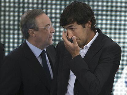 Florentino Pérez y Raúl González, en el acto de despedida del jugador del Real Madrid en 2010.