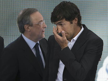 Florentino Pérez y Raúl González, en el acto de despedida del jugador del Real Madrid en 2010.