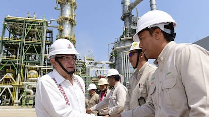 AMLO durante una visita a una refinería de Pemex