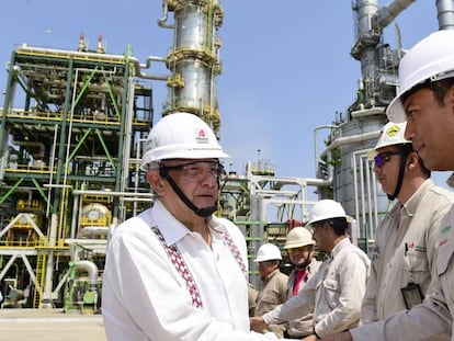 López Obrador, durante una visita a una refinería de Pemex en mayo. 