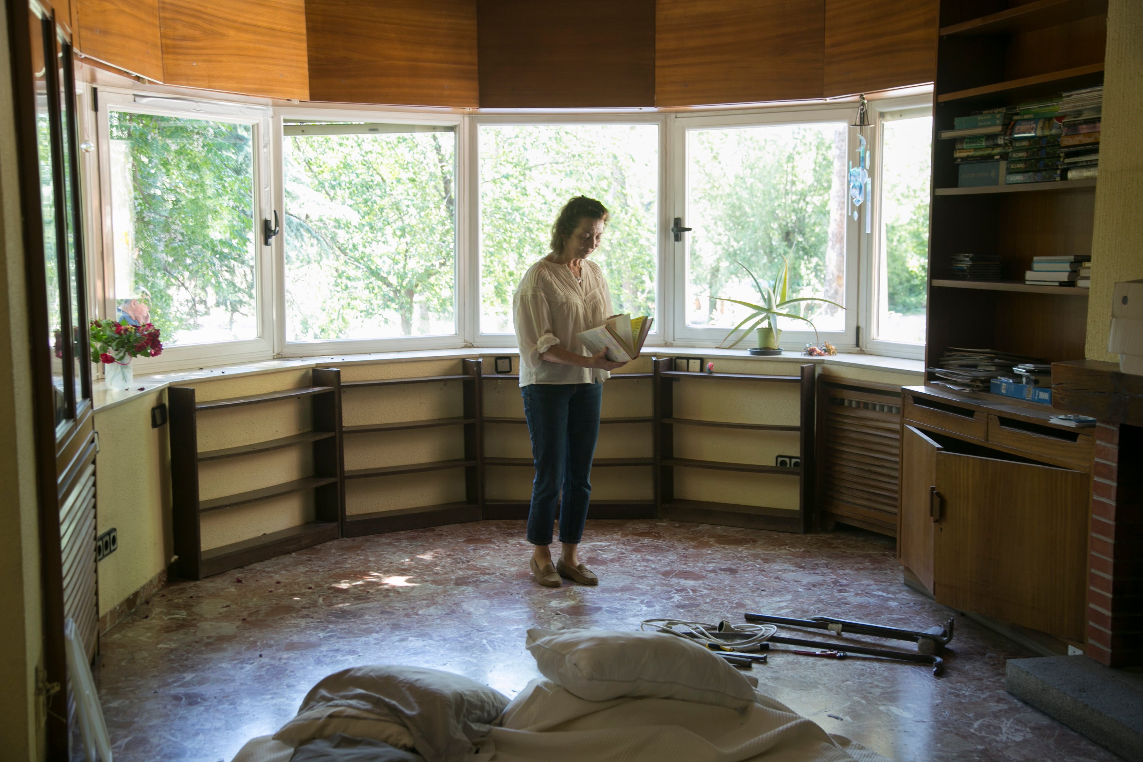 Helène Gomendio en una de las estancias vaciadas de la finca.