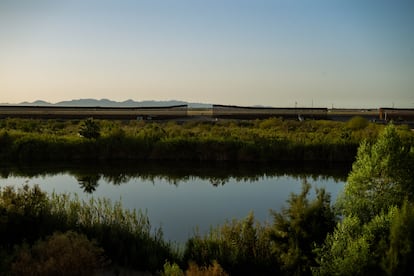 Casi 100 kilómetros al norte del delta, el río Colorado corre a lo largo del muro fronterizo del lado mexicano.