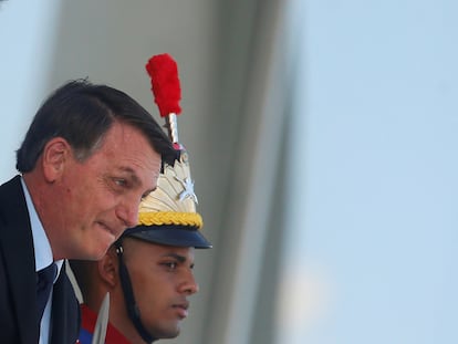 O presidente Jair Bolsonaro, ao descer a rampa do Palácio do Planalto nesta sexta-feira.