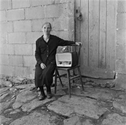Fotografía de Virxilio Vieitez de una anciana gallega junto a su aparato de radio.