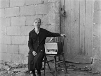 Fotografía de Virxilio Vieitez de una anciana gallega junto a su aparato de radio.