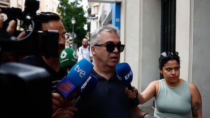 El exsecretario de Organización del PSOE Santos Cerdán, junto a varios periodistas en las inmediaciones de su domicilio, la semana pasada en Madrid.
