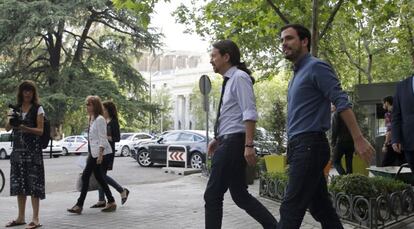 El líder de Podemos, Pablo Iglesias,acompañado por el coordinador general de Izquierda Unida y compañero de coalición en las proximas elecciones generales, Alberto Garzón.