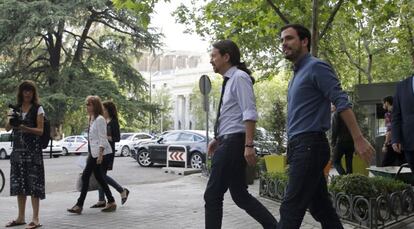 El l&iacute;der de Podemos, Pablo Iglesias,acompa&ntilde;ado por el coordinador general de Izquierda Unida y compa&ntilde;ero de coalici&oacute;n en las proximas elecciones generales, Alberto Garz&oacute;n.