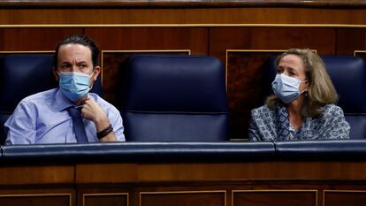 El vicepresidente segundo del Gobierno, Pablo Iglesias y la vicepresidenta económica, Nadia Calviño, en el Congreso, el pasado noviembre.