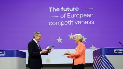 El exjefe del BCE Mario Draghi entrega su informe sobre competitividad de la UE a Ursula Von der Leyen, presidenta de la Comisión Europea, en Bruselas, el 9 de septiembre.