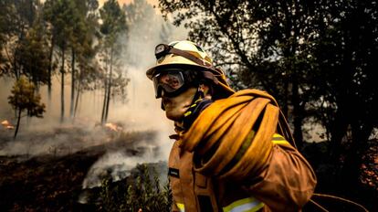 Un bombero trata de apagar un fuego el pasado 22 de julio en Casais de São Bento, en el centro de Portugal.