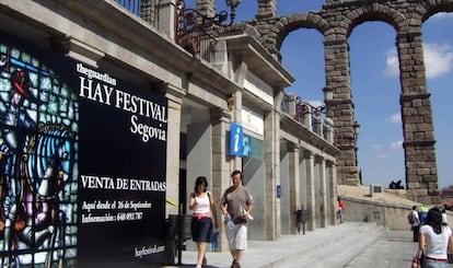 Un cartel de una edición del festival, con el acueducto de la ciudad al fondo.