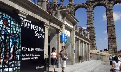 Un cartel de una edición del festival, con el acueducto de la ciudad al fondo.