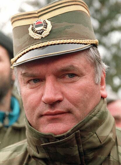 Foto de archivo de Ratko Mladic, el ex militar serbio buscado por crímenes de guerra y genocidio. La policía estrecha su cerco sobre Mladic y algunos colaboradores en una zona al suroeste de Belgrado