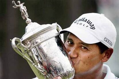 Michael Campbell besa el trofeo del US Open de Golf.