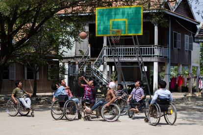 Los jóvenes que conviven en el Centro de Banteay Prieb aprovechan sus horas libres para disfrutar del deporte al aire libre.