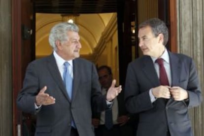 Zapatero conversa con el presidente del Congreso, Jesús Posada, a su llegada, el pasado 4 de julio, a su llegada a la Cámara baja para participar en un almuerzo.