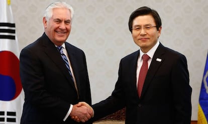 El Secretari d'Estat dels EUA, Rex Tillerson, amb el president sud-coreà en funcions, Hwang Kyo-ah.