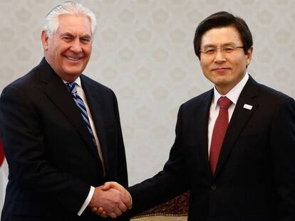 O Secretário de Estado norte-americano, Rex Tillerson, aperta a mão do presidente sul-coreano em exercício, Hwang Kyo-ah, à direita.