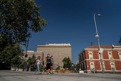 Varios viandantes pasan frente a las instalaciones del Hospital Gómez Ulla, en Madrid.