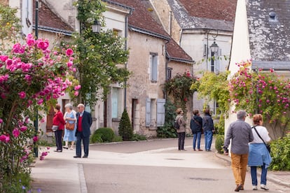 Las floreadas calles del pueblo francés de Chédigny.