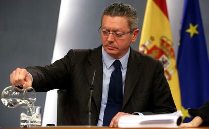 Alberto Ruiz-Gallardón, en rueda de prensa tras un Consejo de Ministros el pasado abril.