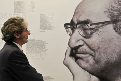 Luis Rosales Fouz, hijo del poeta Luis Rosales, en la muestra <i>Sin saberlo y casi sin decirlo,</i> que fue inaugurada ayer en la Biblioteca de Andalucía.