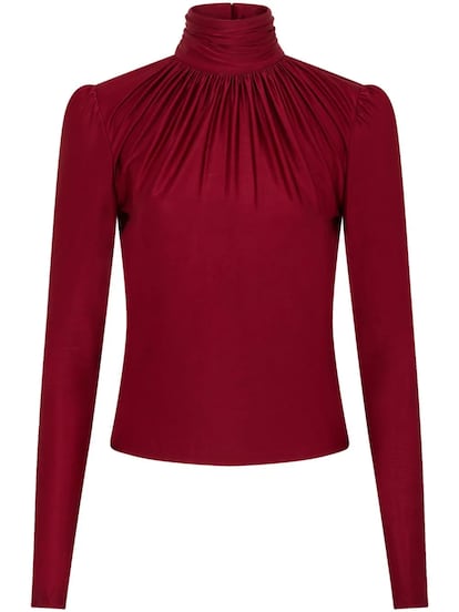Rabanne deja a un lado su emblemático gusto por la metalurgia y se deja llevar por la máxima del ‘menos es más’ en este top rojo de cuello alto en el que destaca el drapeado del escote. (En Farfetch, 490 €)