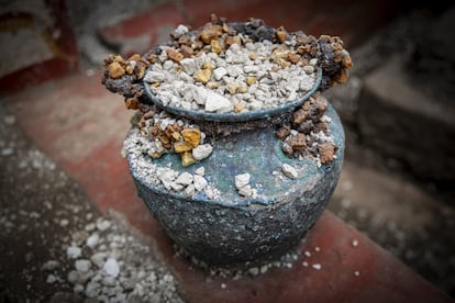 Incensario de cerámica incolora con huecos antiguos encontrado en la nueva casa descubierta en Pompeya.