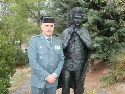 El capitán Jesús Rubio, junto a la escultura de homenaje al cuerpo.