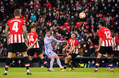 Ferran Torres intenta un remate en el duelo ante el Athletic.