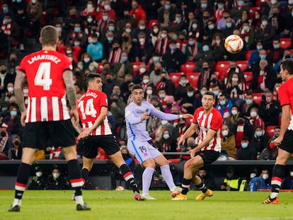 Ferran Torres intenta un remate en el duelo ante el Athletic.