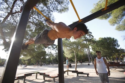 Un joven realiza un 'back lever', un ejercicio que consiste en aguantar el mayor tiempo posible la tensión de los músculos.