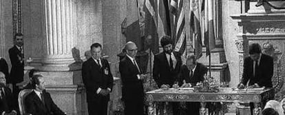 El ministro de Exteriores Fernando Morán (izquierda) y el presidente Felipe González firman el tratado de adhesión ante el Rey en 1985.